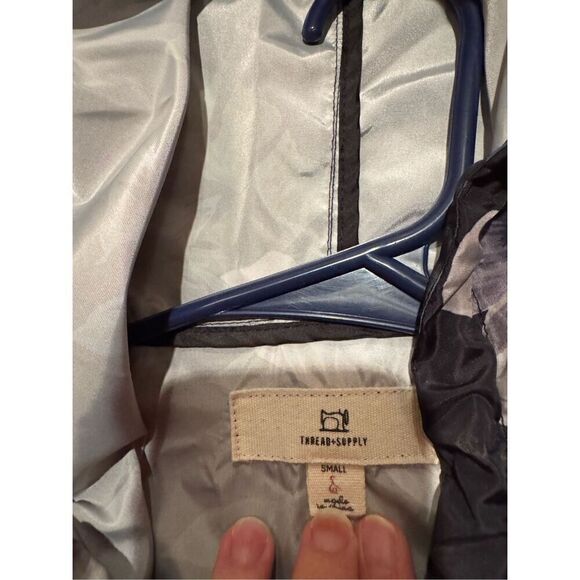 Woman’s thread supply windbreaker - Picture 3 of 4